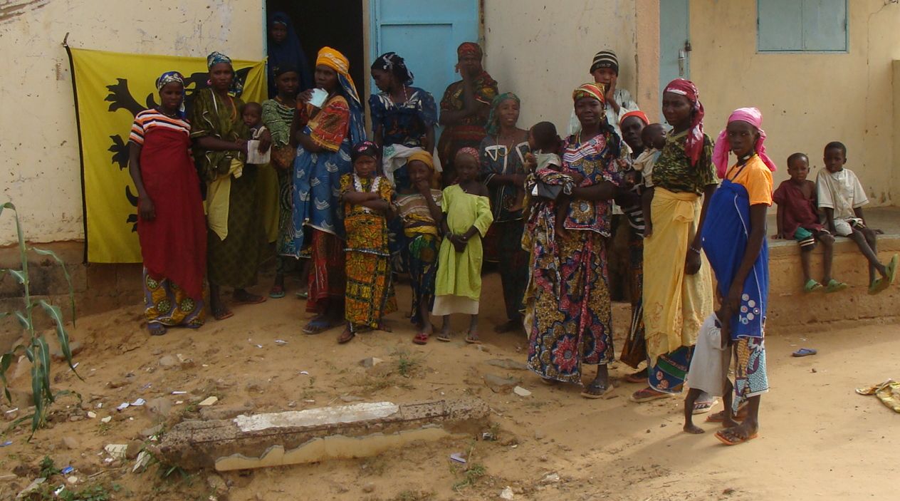 vrouwen wachten bij medische veldpost Niger
